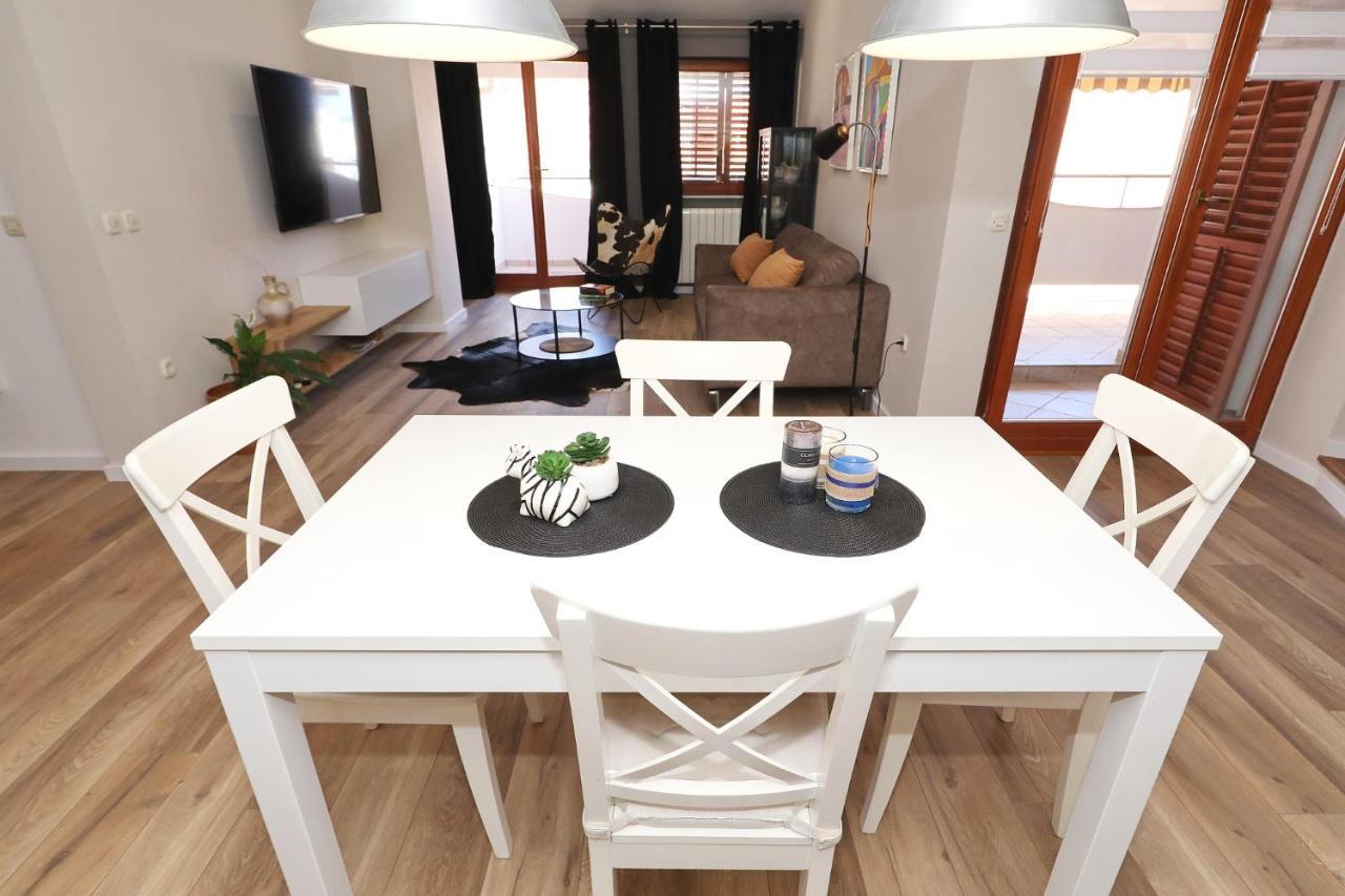 Apartment Villa Antisin With Heated Pool
