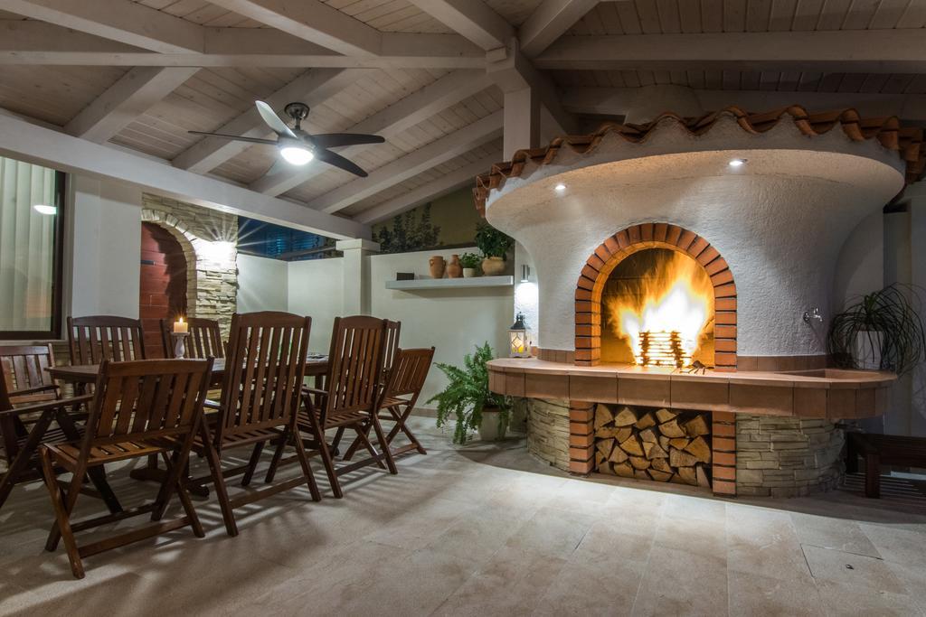 Villa Antisin With Heated Pool